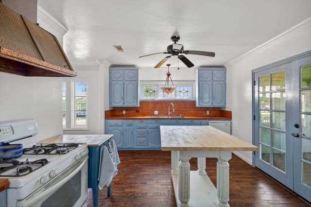 112 E Market Street, Fayetteville, TX 78940