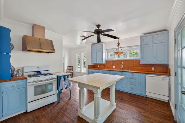 112 E Market Street, Fayetteville, TX 78940