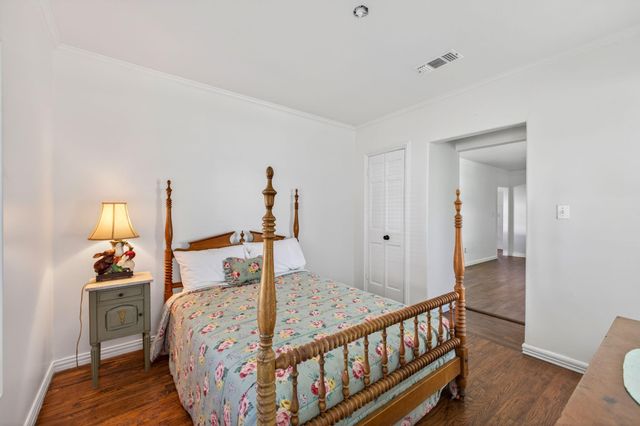 112 E Market Street, Fayetteville, TX 78940