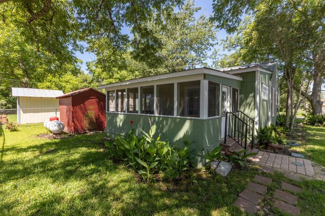 112 E Market Street, Fayetteville, TX 78940