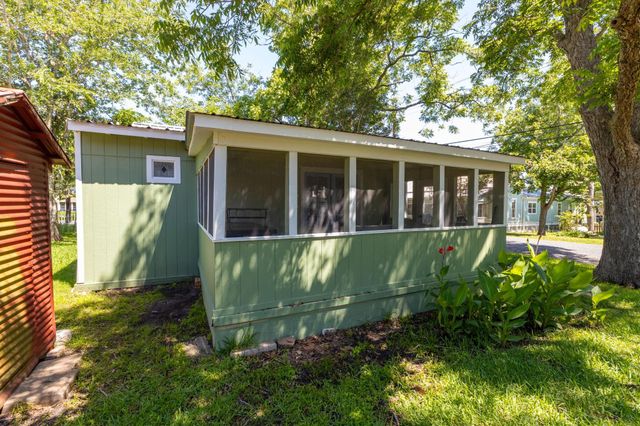 112 E Market Street, Fayetteville, TX 78940