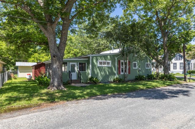 112 E Market Street, Fayetteville, TX 78940