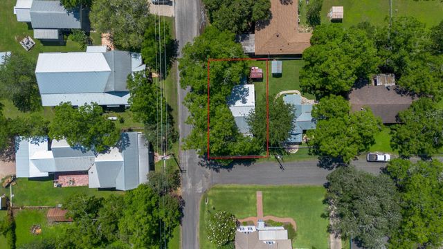 112 E Market Street, Fayetteville, TX 78940