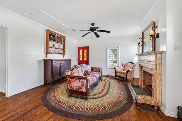 112 E Market Street, Fayetteville, TX 78940