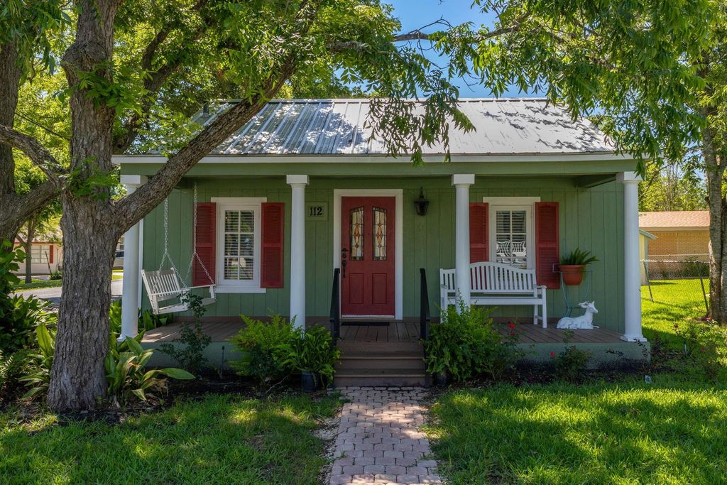 112 E Market Street, Fayetteville, TX 78940