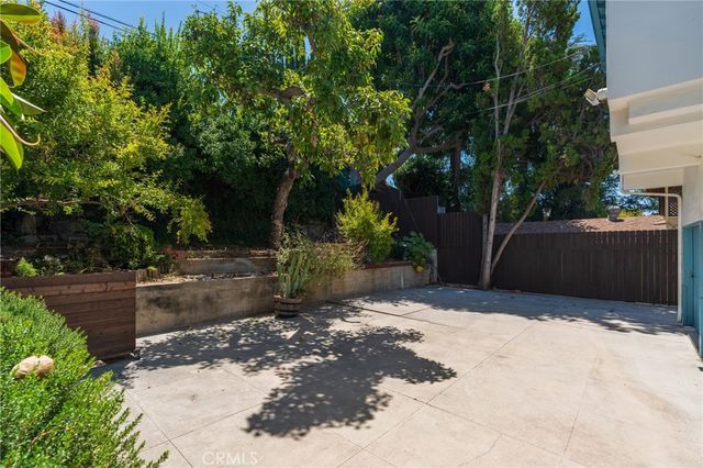 1964 Palmerston, Los Angeles, CA 90027