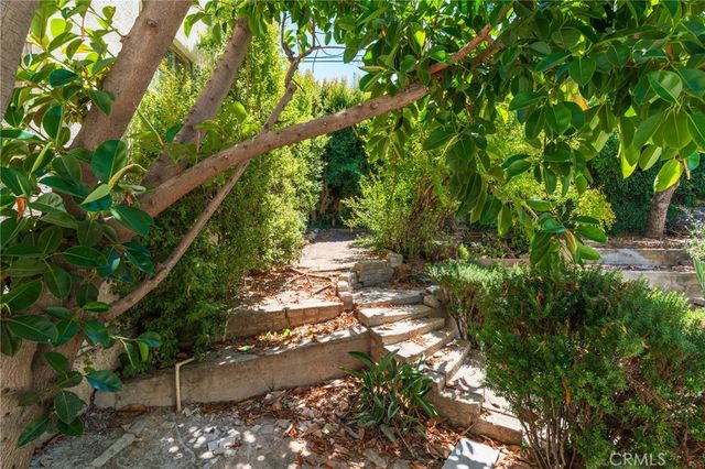 1964 Palmerston, Los Angeles, CA 90027