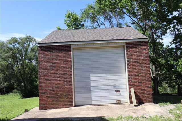 17568 Kansas Avenue, Tonganoxie, KS 66086