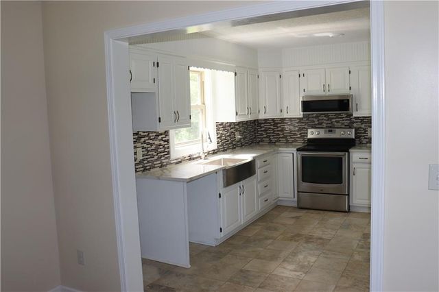 17568 Kansas Avenue, Tonganoxie, KS 66086