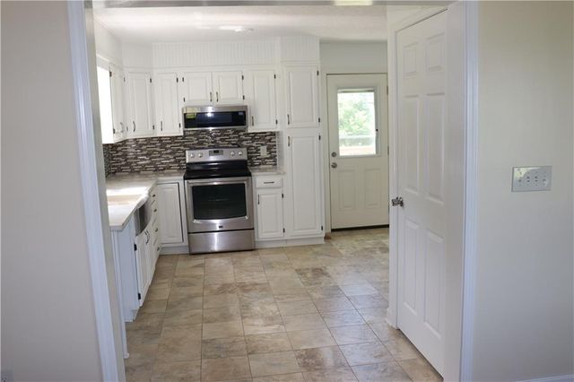 17568 Kansas Avenue, Tonganoxie, KS 66086