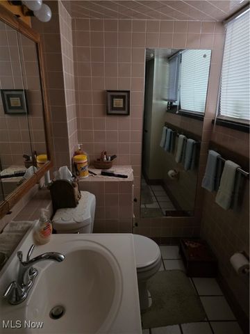 2133 Silver Fox Lane NE, Warren, OH 44484