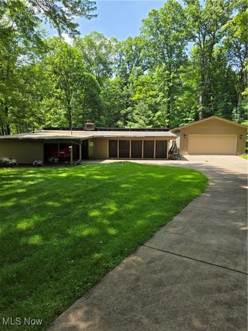 2133 Silver Fox Lane NE, Warren, OH 44484