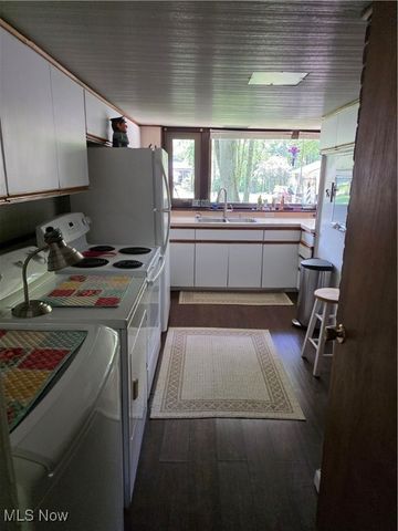 2133 Silver Fox Lane NE, Warren, OH 44484