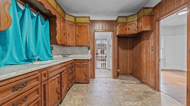872 W 47th Street, Los Angeles, CA 90037