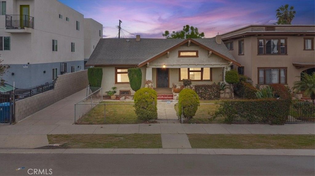 Image 1 of property listing at 872 W 47th Street, Los Angeles, CA 90037