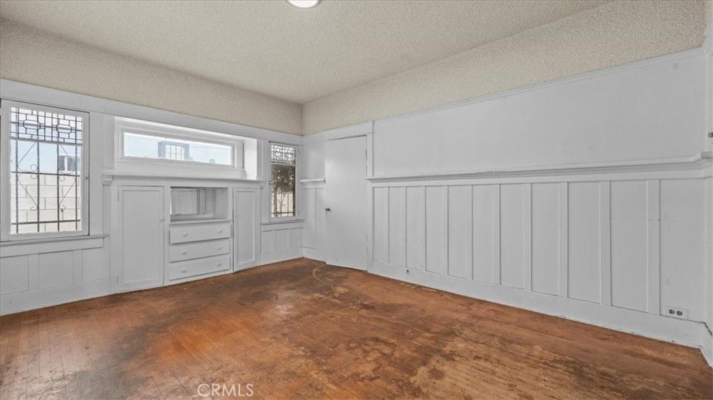 Image 11 of property listing at 872 W 47th Street, Los Angeles, CA 90037