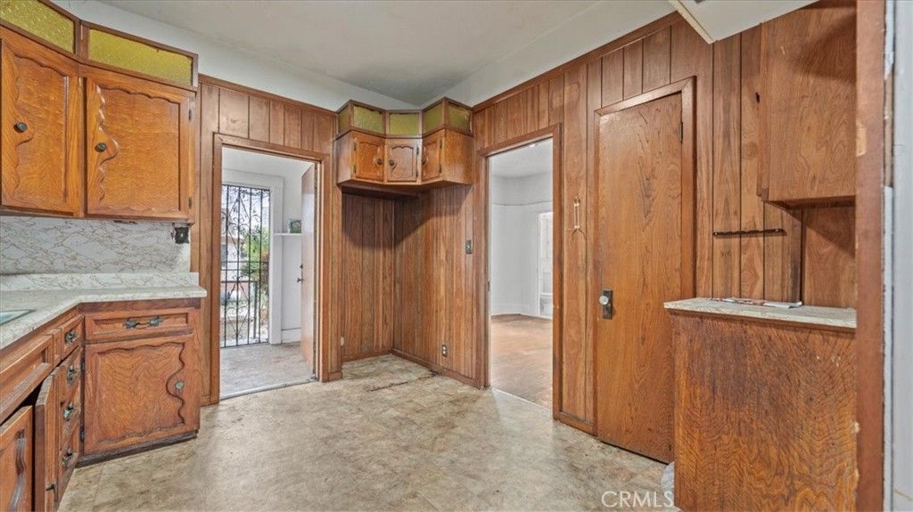 Image 13 of property listing at 872 W 47th Street, Los Angeles, CA 90037
