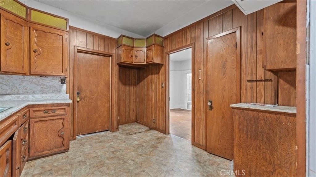 Image 14 of property listing at 872 W 47th Street, Los Angeles, CA 90037