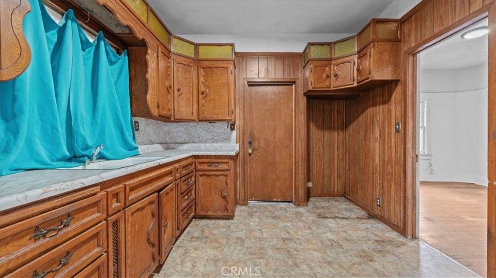 Image 15 of property listing at 872 W 47th Street, Los Angeles, CA 90037