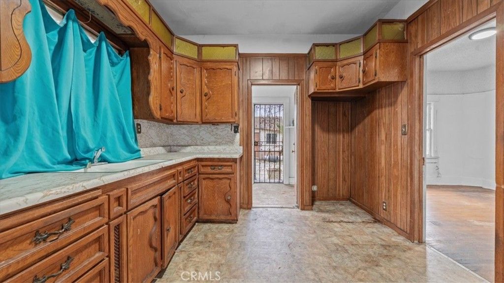 Image 16 of property listing at 872 W 47th Street, Los Angeles, CA 90037