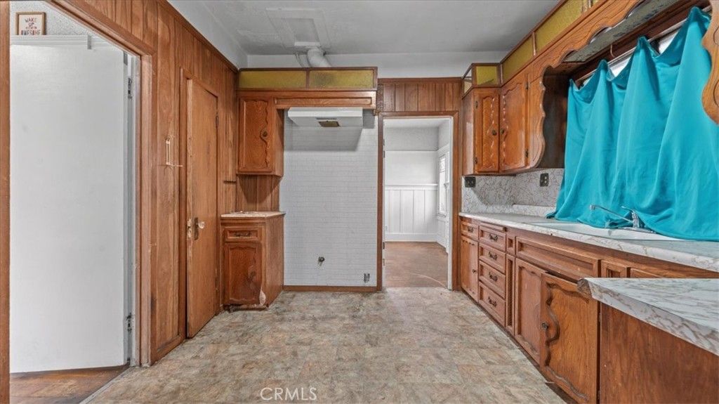 Image 17 of property listing at 872 W 47th Street, Los Angeles, CA 90037