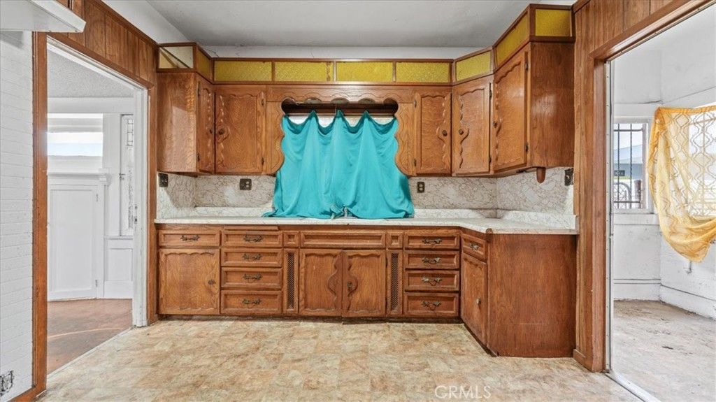 Image 18 of property listing at 872 W 47th Street, Los Angeles, CA 90037