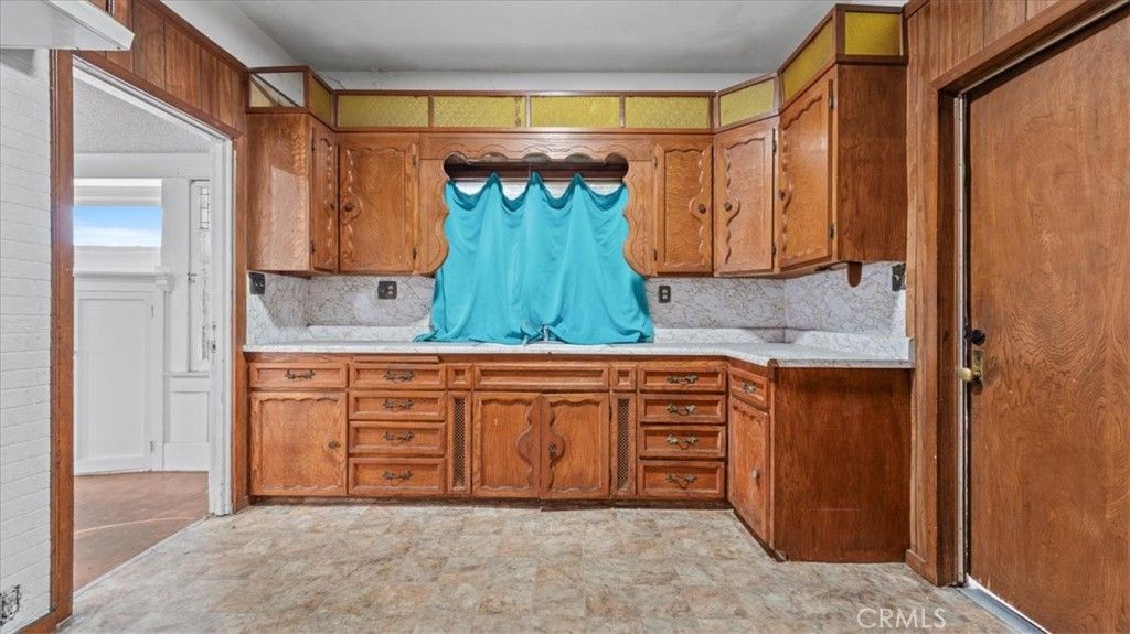 Image 19 of property listing at 872 W 47th Street, Los Angeles, CA 90037
