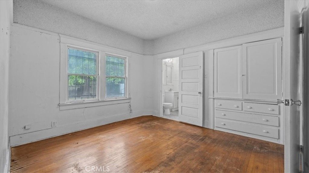 Image 20 of property listing at 872 W 47th Street, Los Angeles, CA 90037