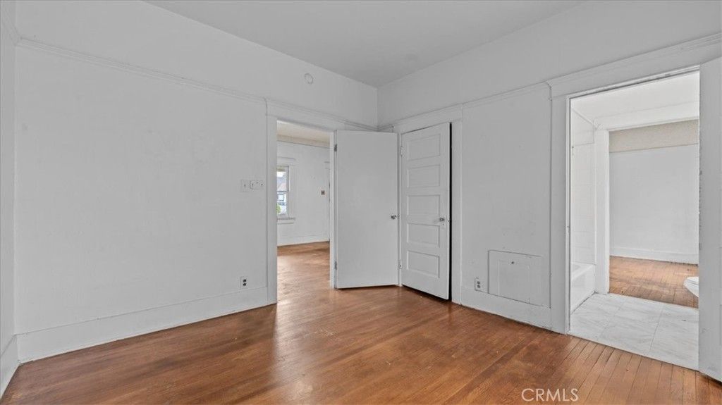 Image 21 of property listing at 872 W 47th Street, Los Angeles, CA 90037