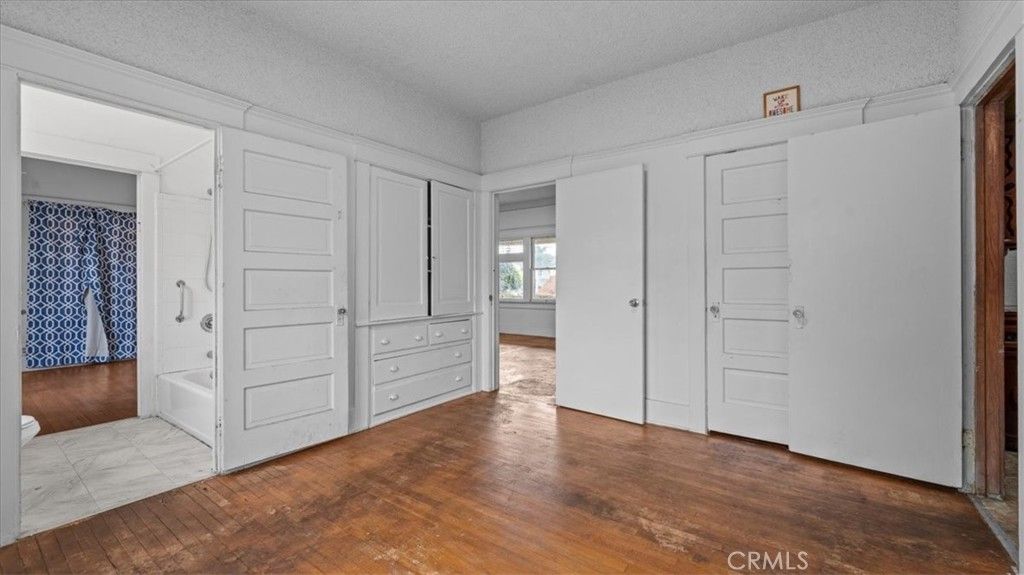 Image 25 of property listing at 872 W 47th Street, Los Angeles, CA 90037