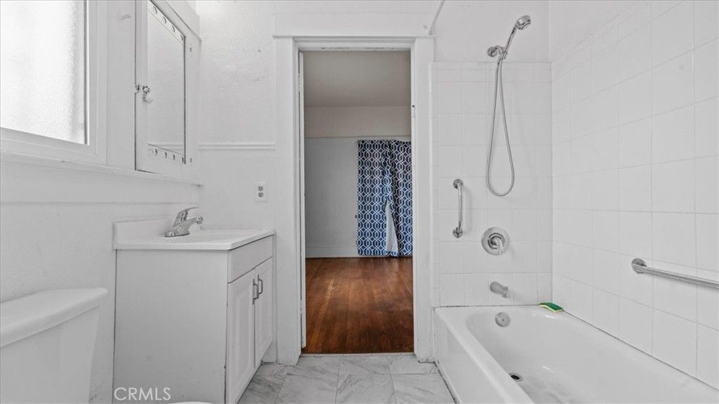Image 26 of property listing at 872 W 47th Street, Los Angeles, CA 90037