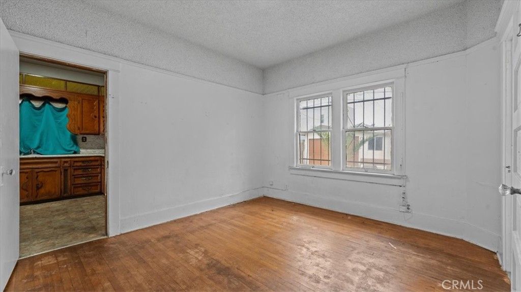 Image 27 of property listing at 872 W 47th Street, Los Angeles, CA 90037