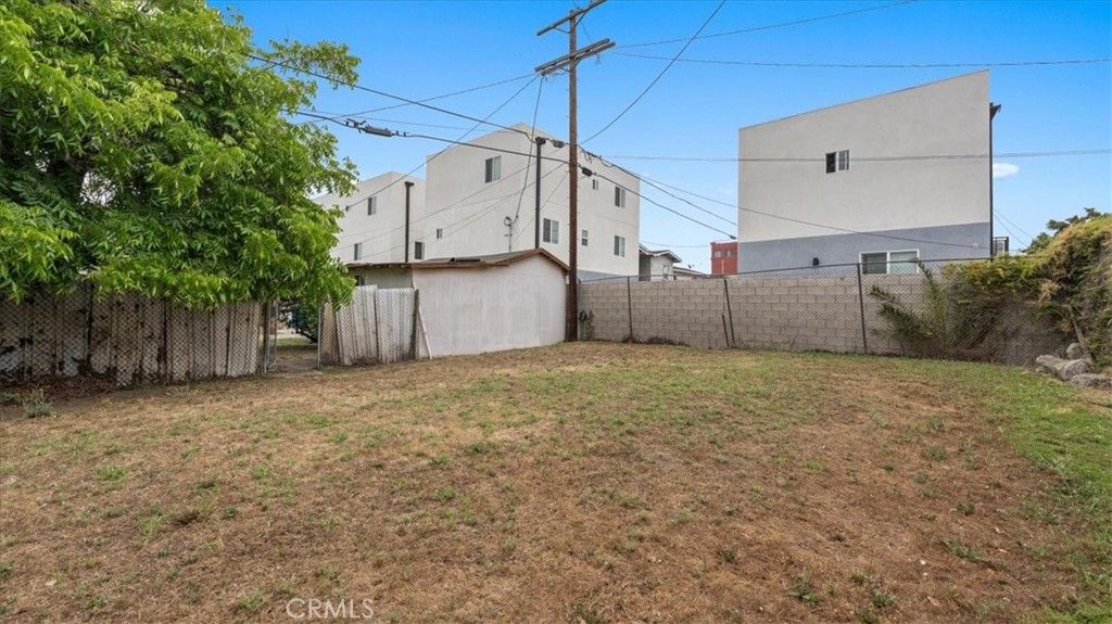 Image 31 of property listing at 872 W 47th Street, Los Angeles, CA 90037