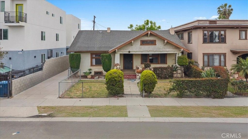 Image 37 of property listing at 872 W 47th Street, Los Angeles, CA 90037