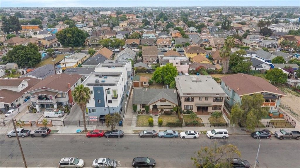 Image 39 of property listing at 872 W 47th Street, Los Angeles, CA 90037