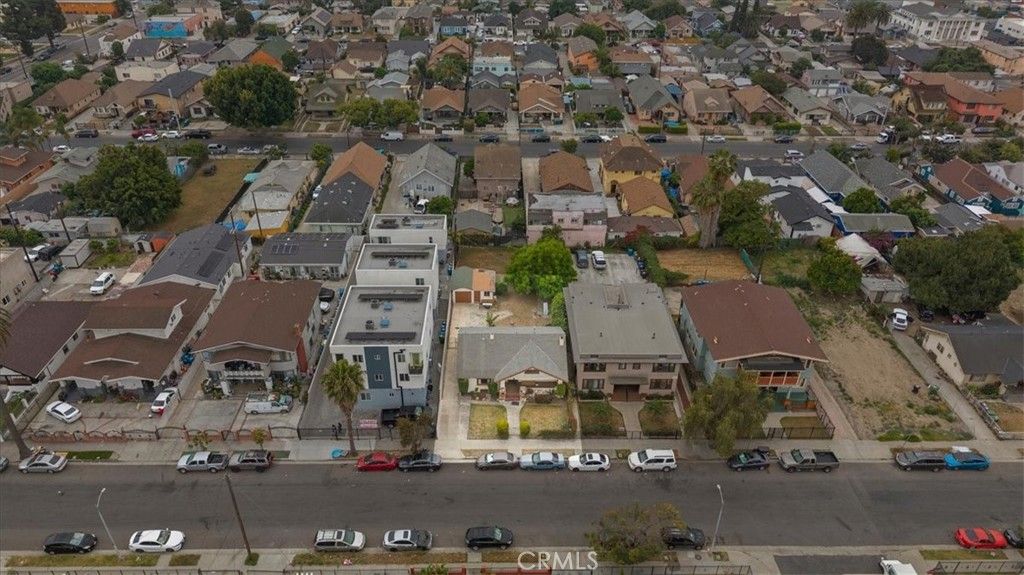 Image 40 of property listing at 872 W 47th Street, Los Angeles, CA 90037