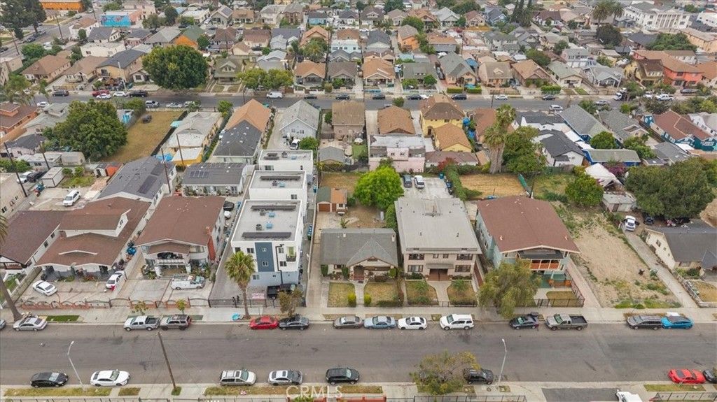 Image 41 of property listing at 872 W 47th Street, Los Angeles, CA 90037