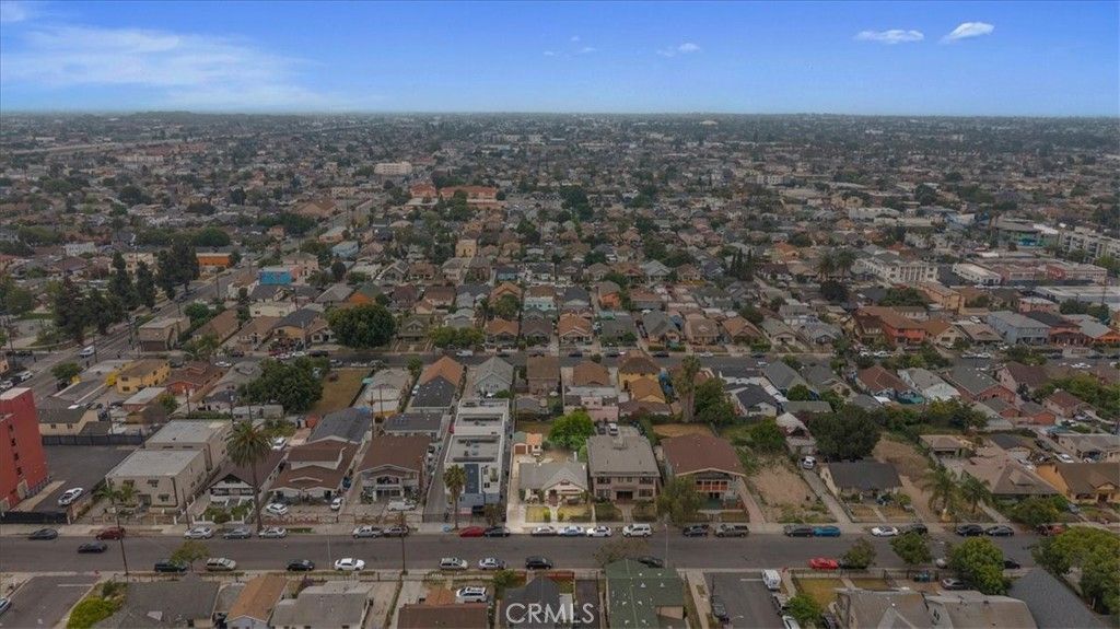 Image 42 of property listing at 872 W 47th Street, Los Angeles, CA 90037