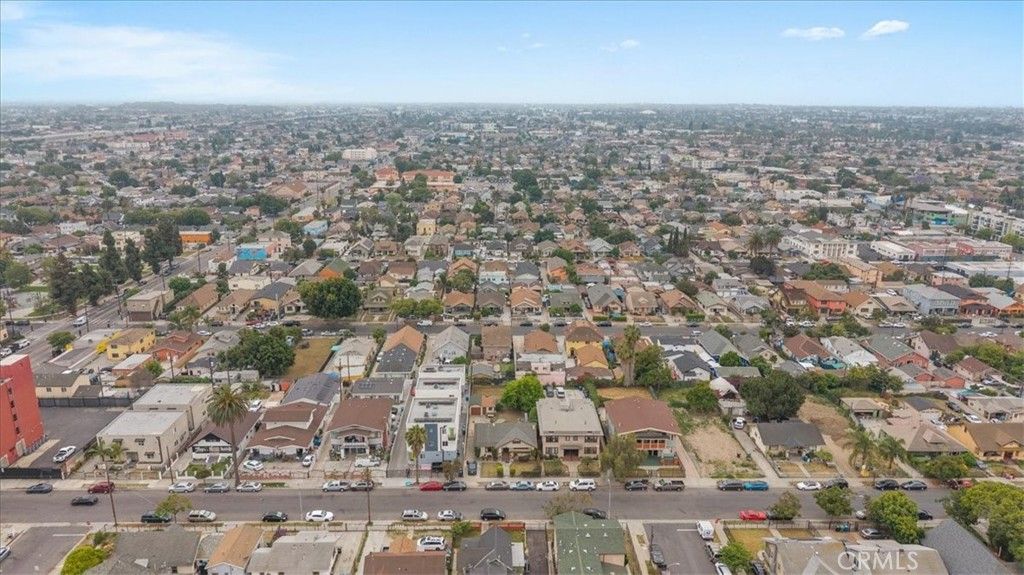 Image 43 of property listing at 872 W 47th Street, Los Angeles, CA 90037