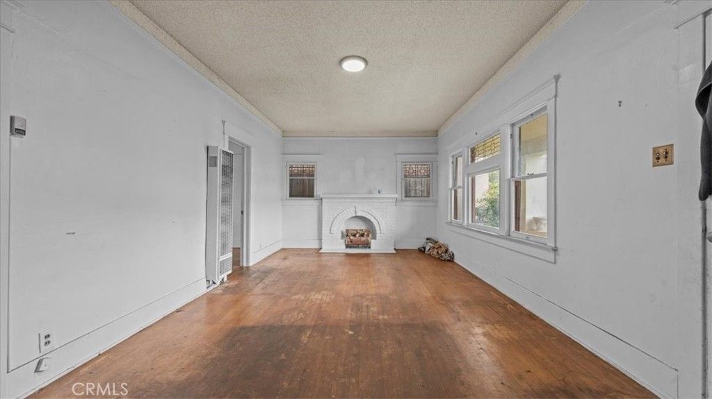 Image 5 of property listing at 872 W 47th Street, Los Angeles, CA 90037