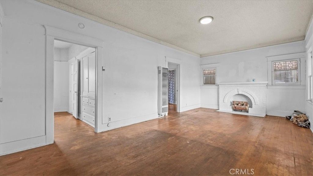 Image 6 of property listing at 872 W 47th Street, Los Angeles, CA 90037