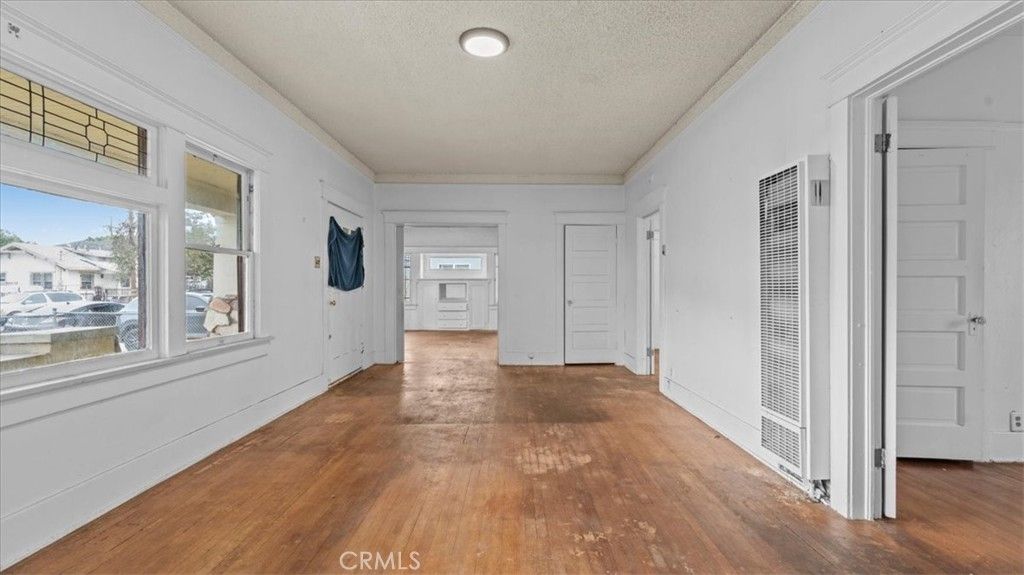 Image 8 of property listing at 872 W 47th Street, Los Angeles, CA 90037