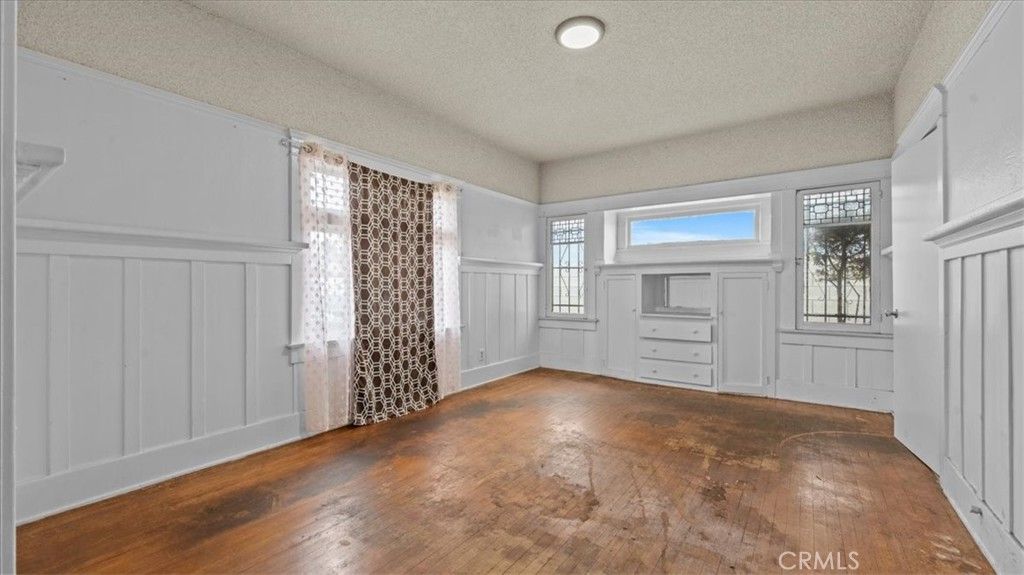 Image 9 of property listing at 872 W 47th Street, Los Angeles, CA 90037