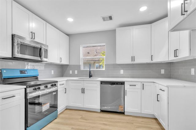 613 19th Avenue N, Texas City, TX 77590