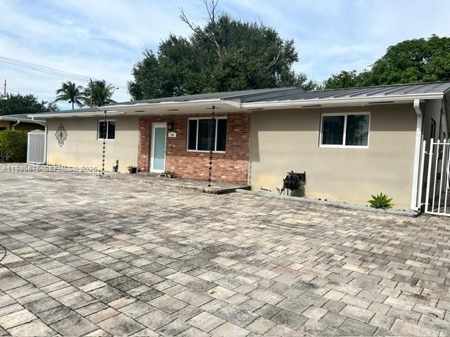 685 W 77th St, Hialeah, FL 33014