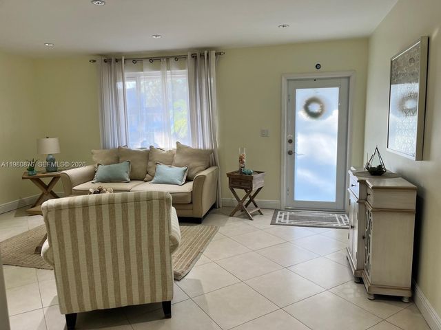 685 W 77th St, Hialeah, FL 33014