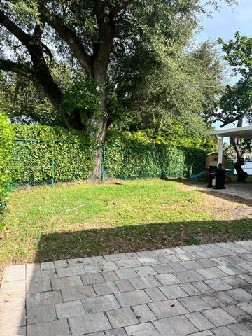 685 W 77th St, Hialeah, FL 33014