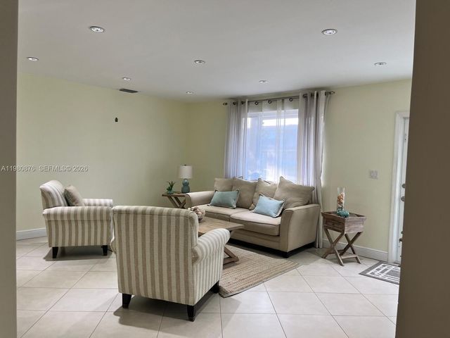 685 W 77th St, Hialeah, FL 33014