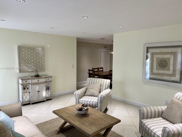 685 W 77th St, Hialeah, FL 33014