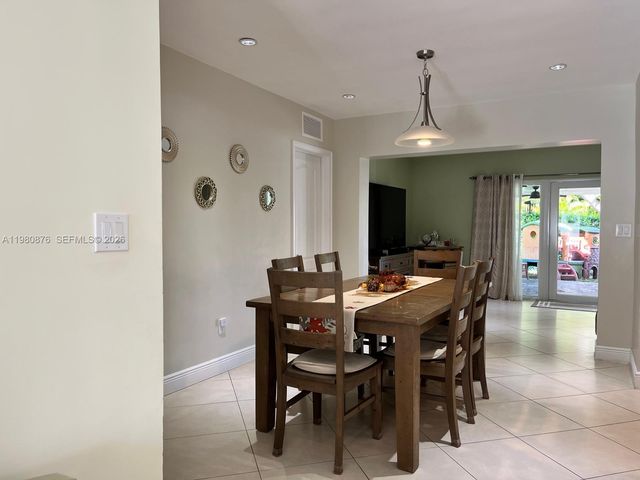 685 W 77th St, Hialeah, FL 33014